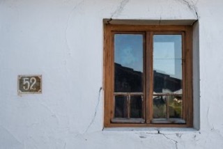 Ventanas sin cortinas o postigos
